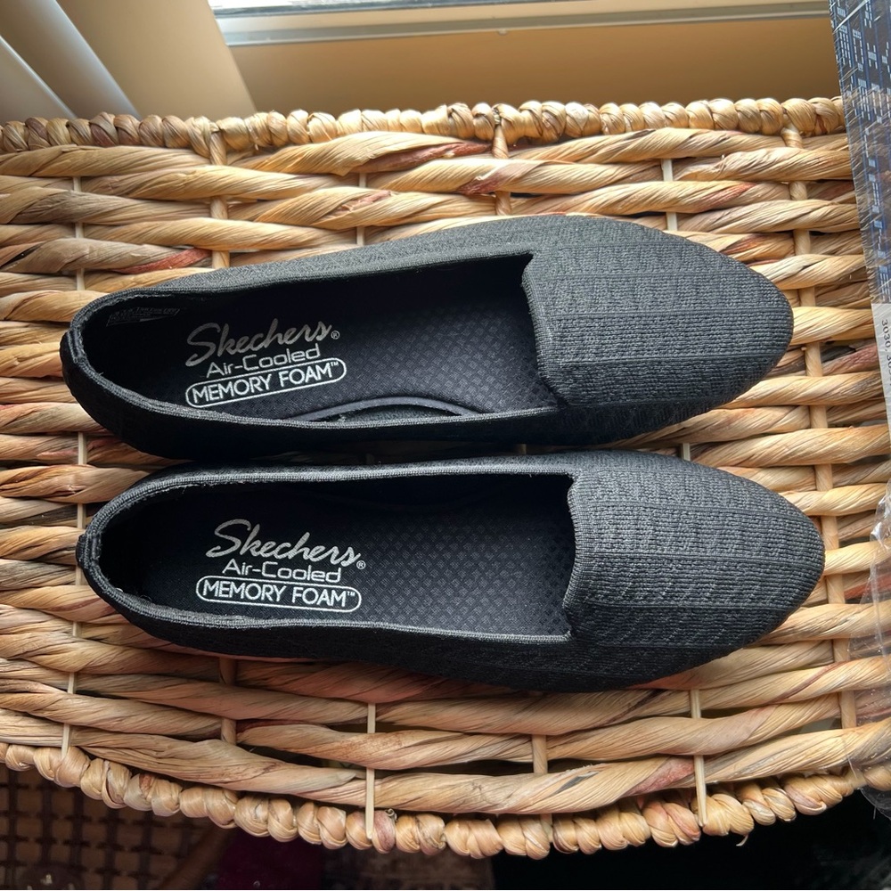 Skechers Women’s Size 8 Black Slip-On Flats Air Cooled Memory Foam Comfort Shoes